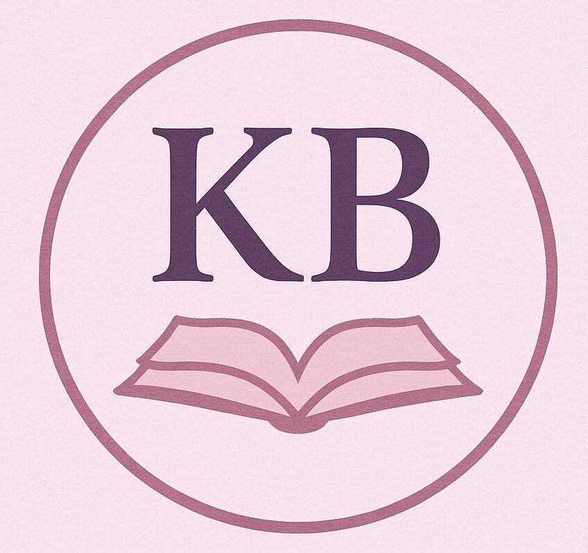 Na bladofioletowym tle ciemniejsze koło. Wewnątrz duże, ciemnofioletowe litery KB, a poniżej symboliczny obrazek rozłożonej książki.
